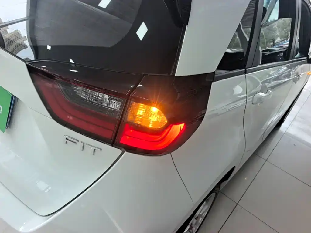Honda Fit — фото 7