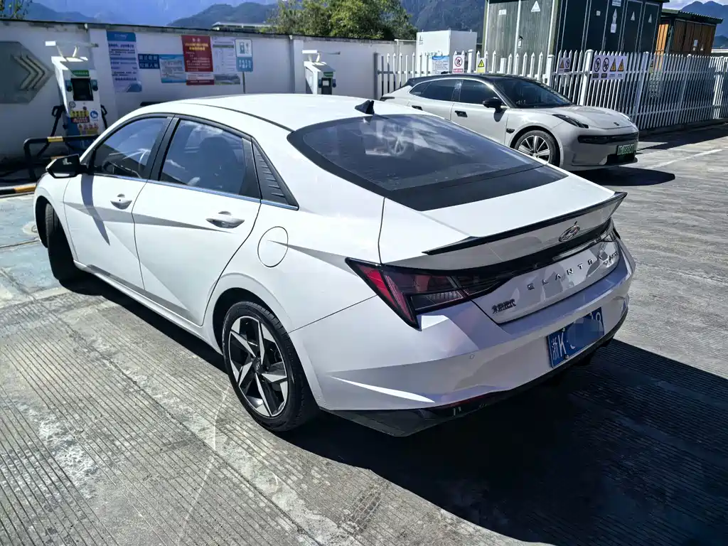 Hyundai Elantra — фото 11
