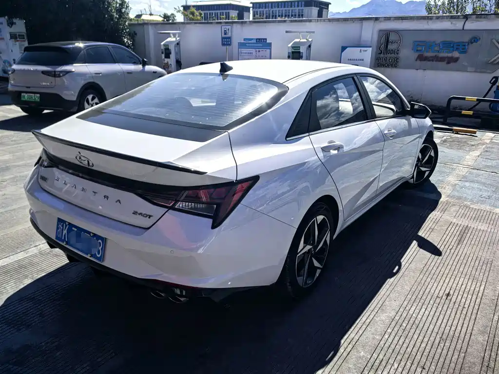 Hyundai Elantra — фото 13