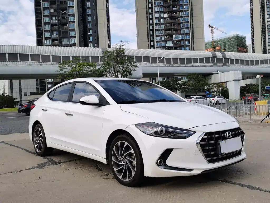 Hyundai Elantra — фото 3