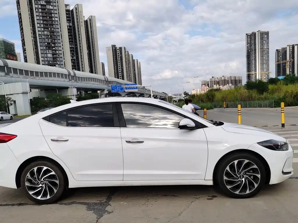 Hyundai Elantra — фото 4