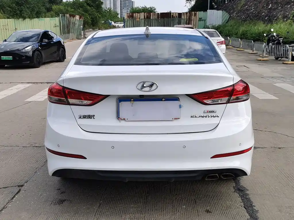 Hyundai Elantra — фото 5