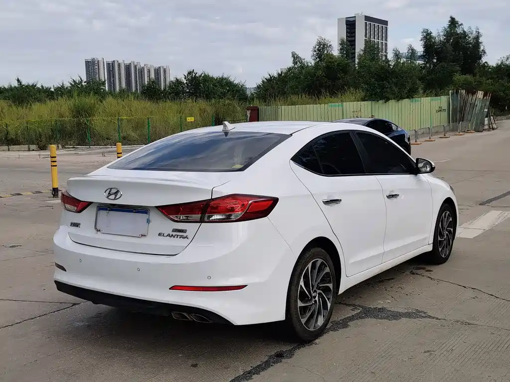 Hyundai Elantra — фото 6
