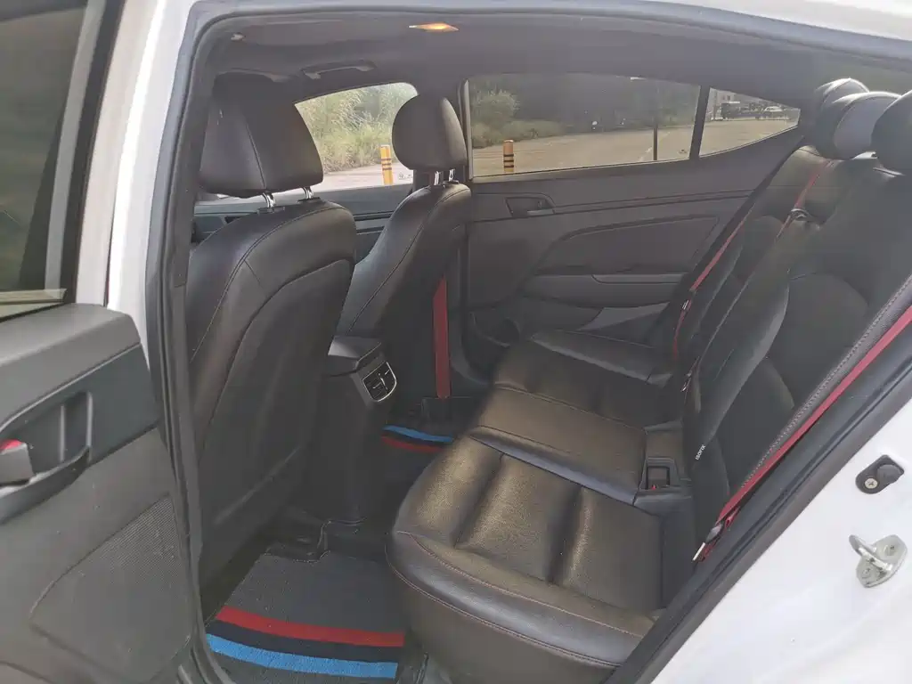 Hyundai Elantra — фото 10
