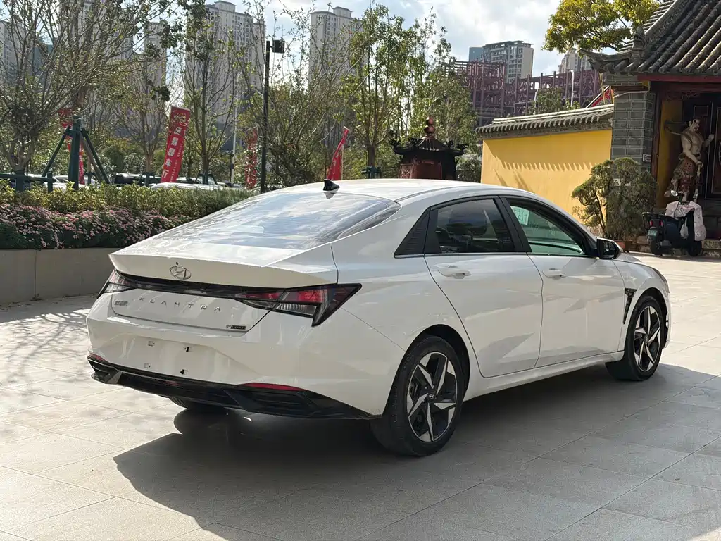 Hyundai Elantra — фото 11