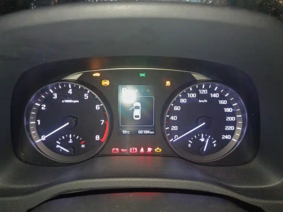 Hyundai Elantra — фото 14