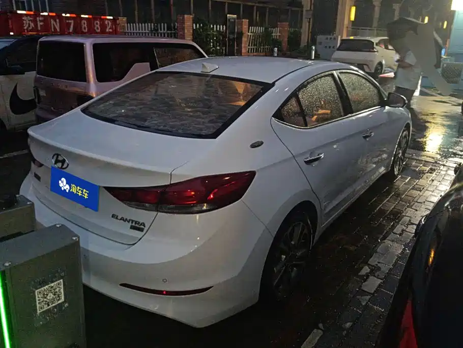 Hyundai Elantra — фото 3