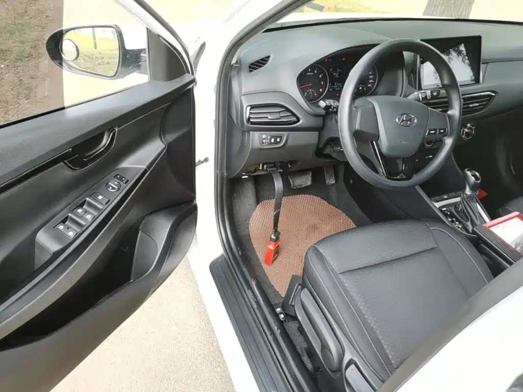 Hyundai Elantra — фото 15
