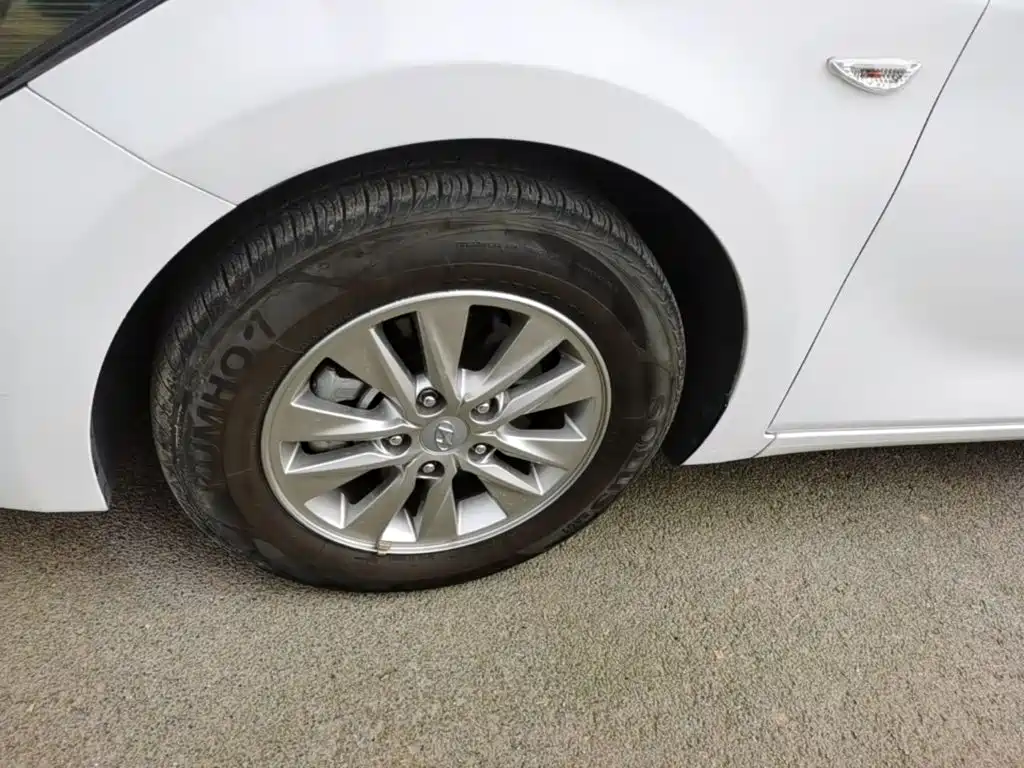 Hyundai Elantra — фото 22