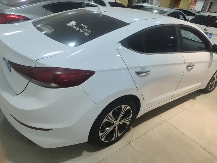 Hyundai Elantra — фото 3