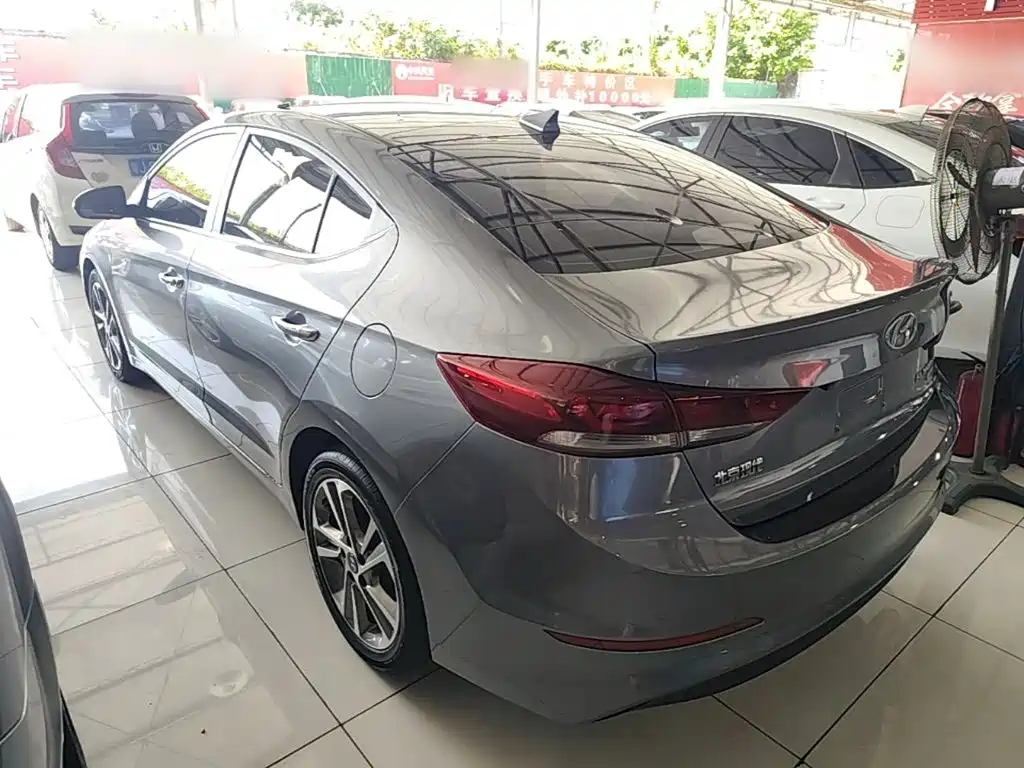Hyundai Elantra — фото 4