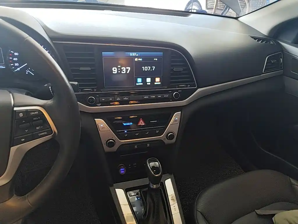 Hyundai Elantra — фото 9