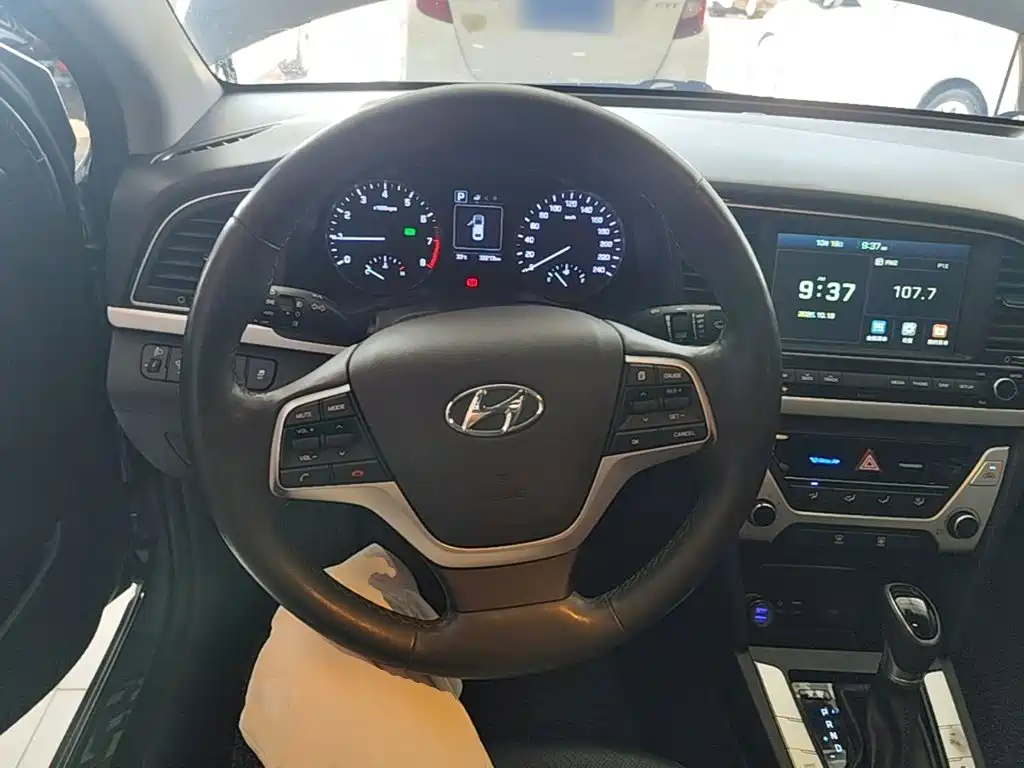 Hyundai Elantra — фото 10