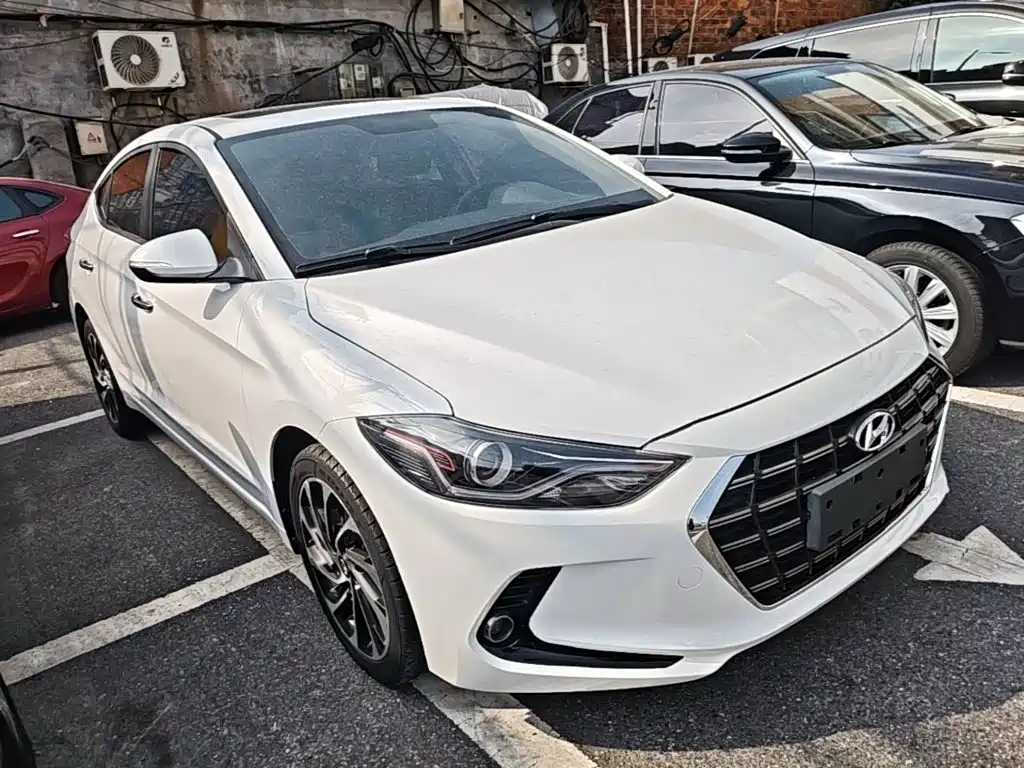 Hyundai Elantra — фото 3