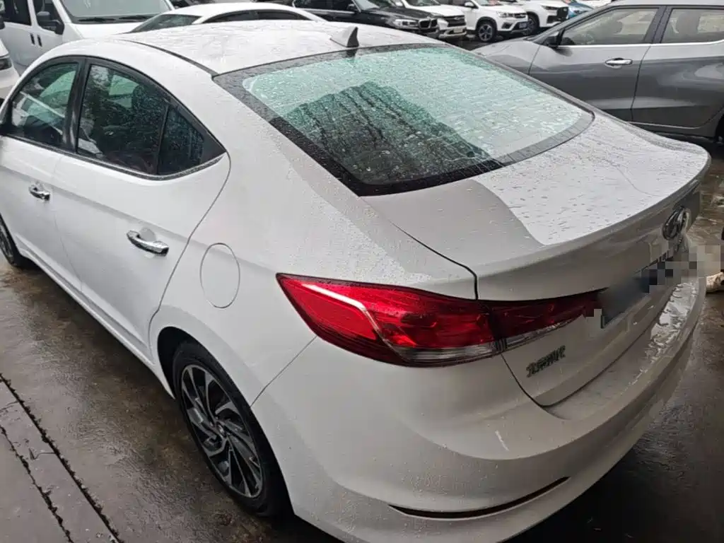 Hyundai Elantra — фото 4