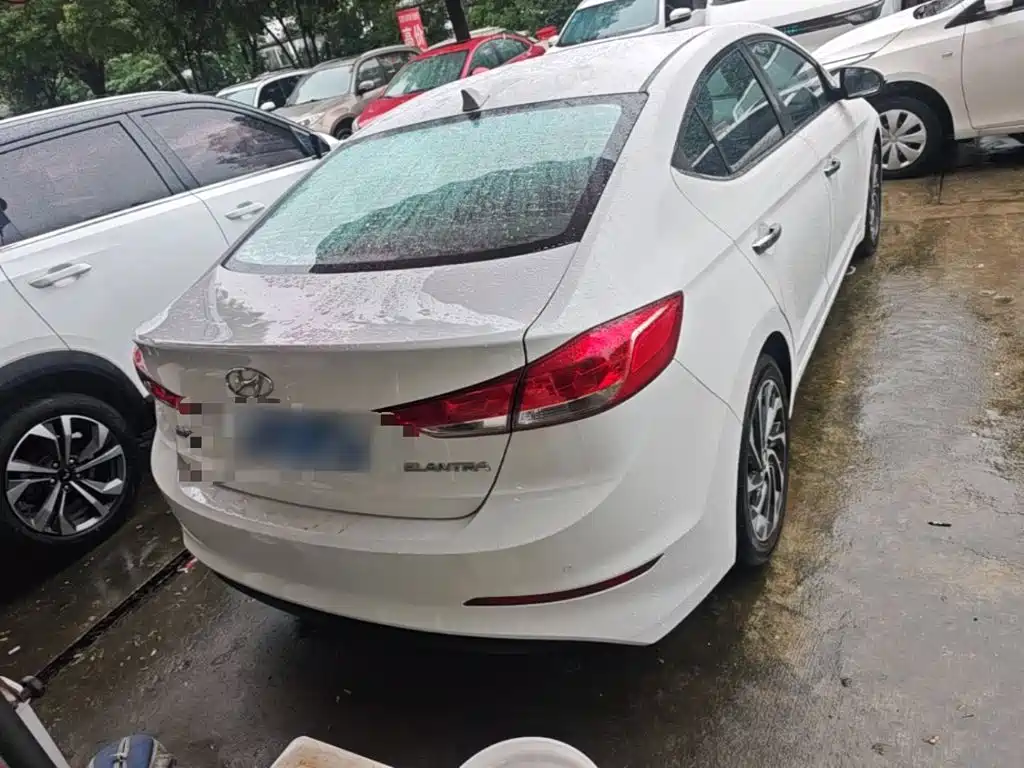 Hyundai Elantra — фото 5
