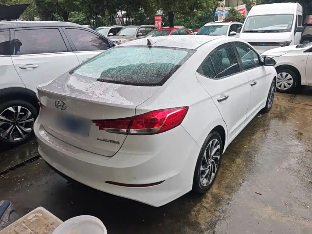 Hyundai Elantra — фото 6