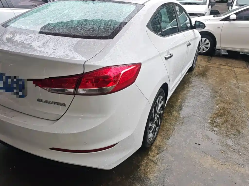 Hyundai Elantra — фото 7