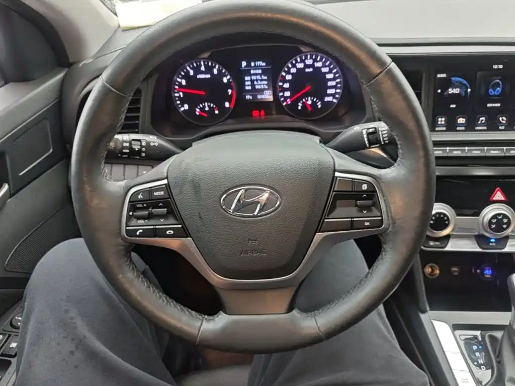 Hyundai Elantra — фото 10