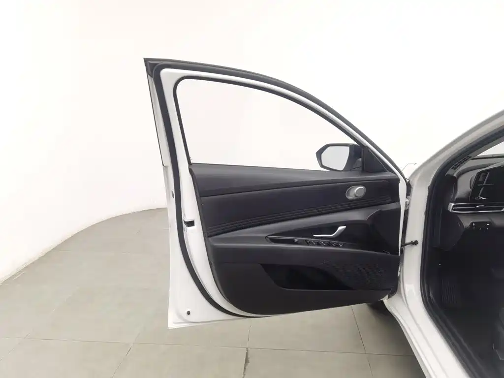 Hyundai Elantra — фото 8