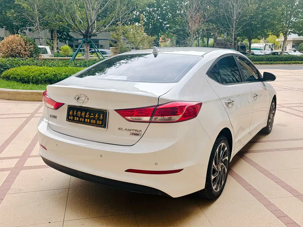Hyundai Elantra — фото 5