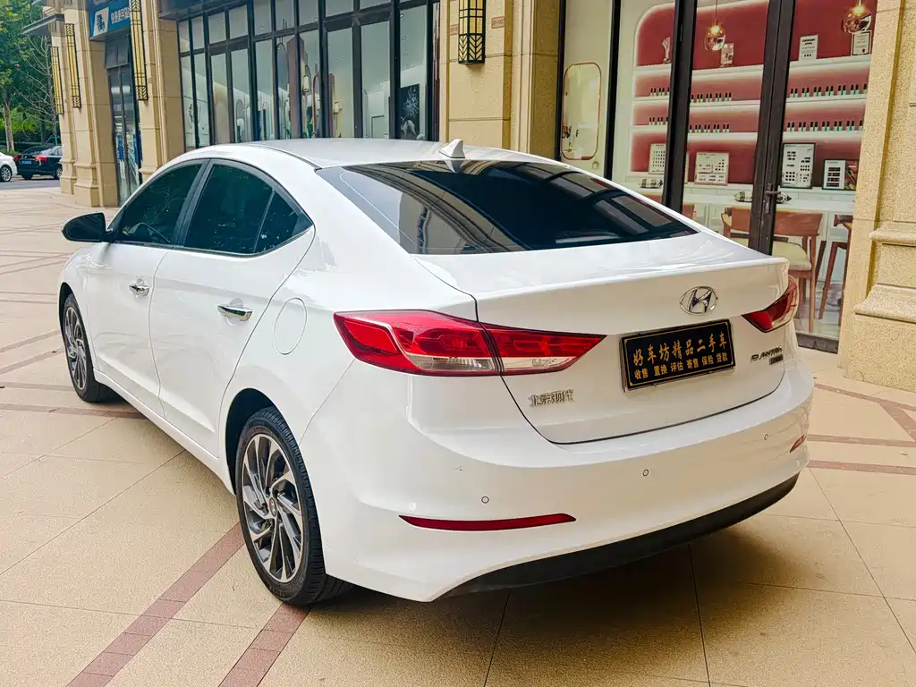 Hyundai Elantra — фото 6