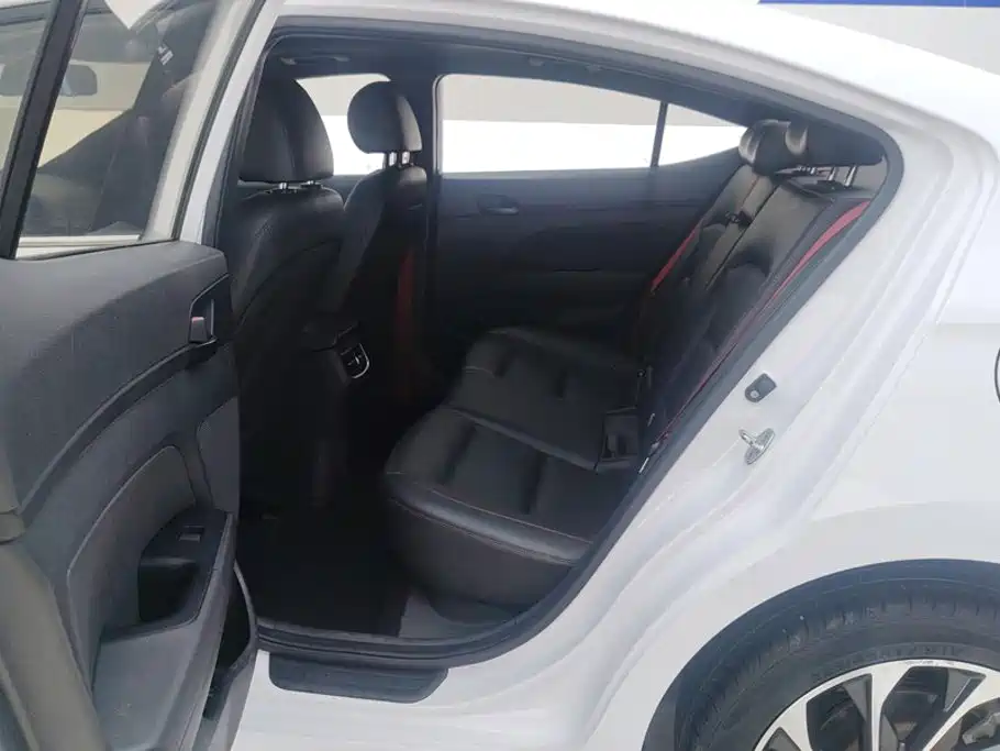 Hyundai Elantra — фото 11