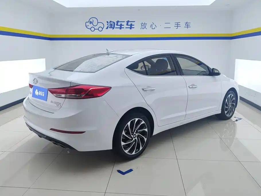 Hyundai Elantra — фото 3
