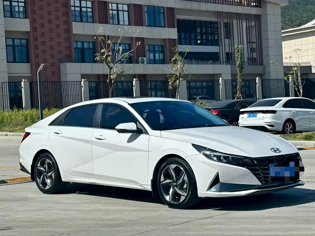 Hyundai Elantra — фото 3