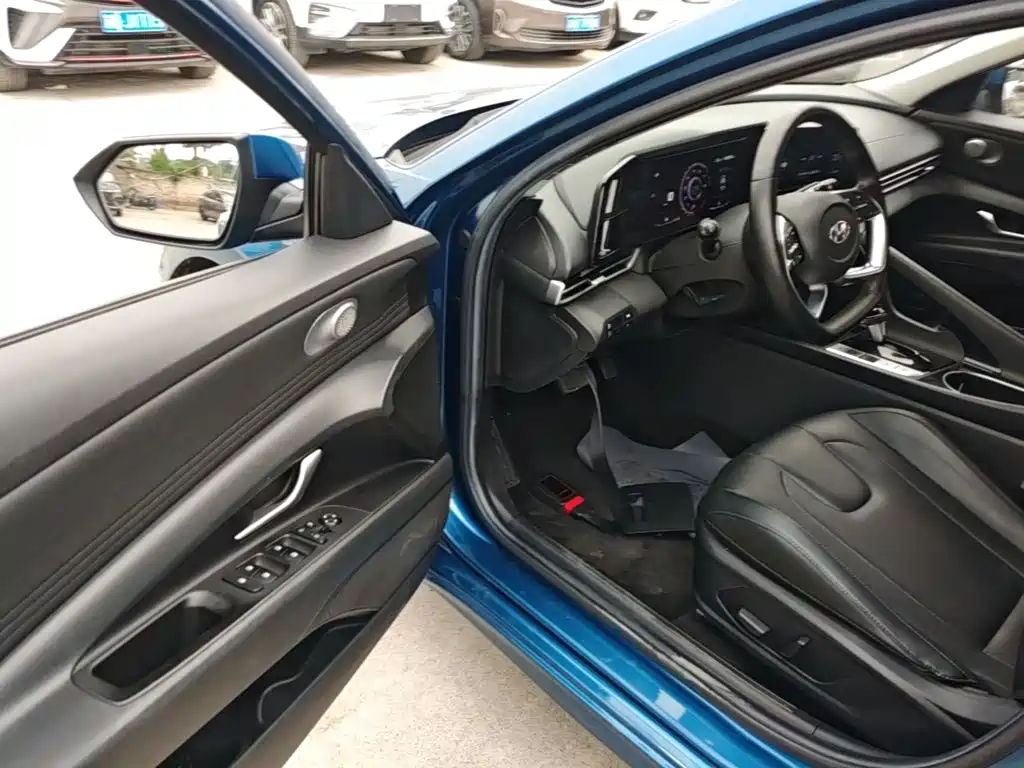 Hyundai Elantra — фото 15