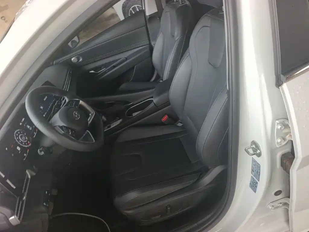 Hyundai Elantra — фото 14