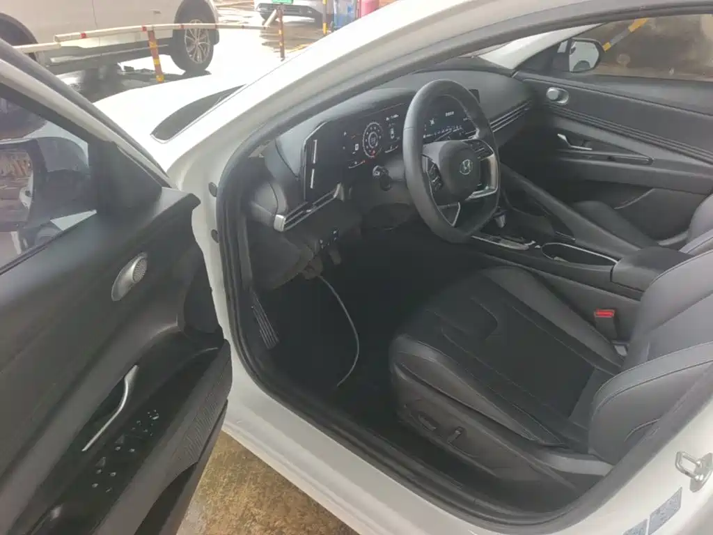 Hyundai Elantra — фото 15
