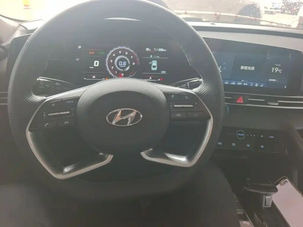 Hyundai Elantra — фото 10