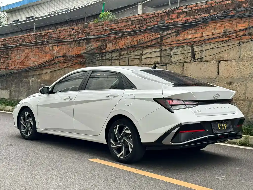 Hyundai Elantra — фото 7