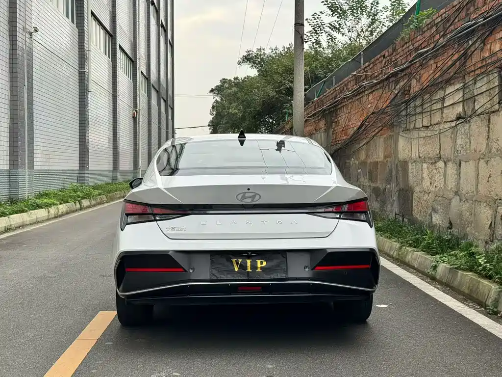 Hyundai Elantra — фото 8