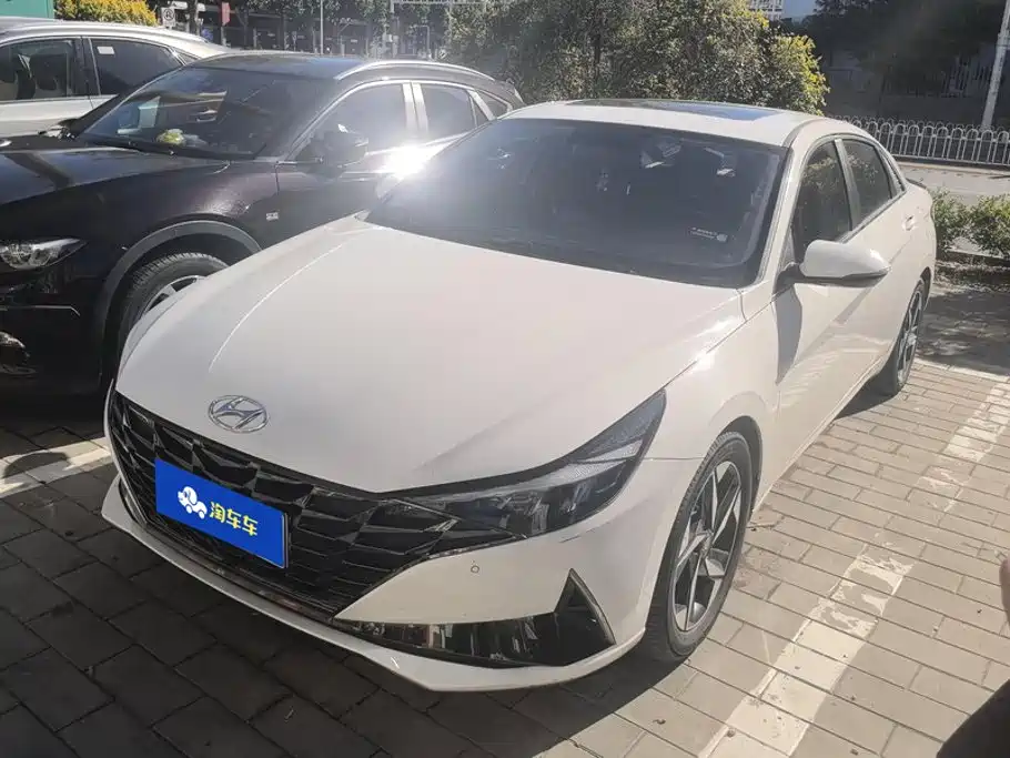 Hyundai Elantra — фото 1