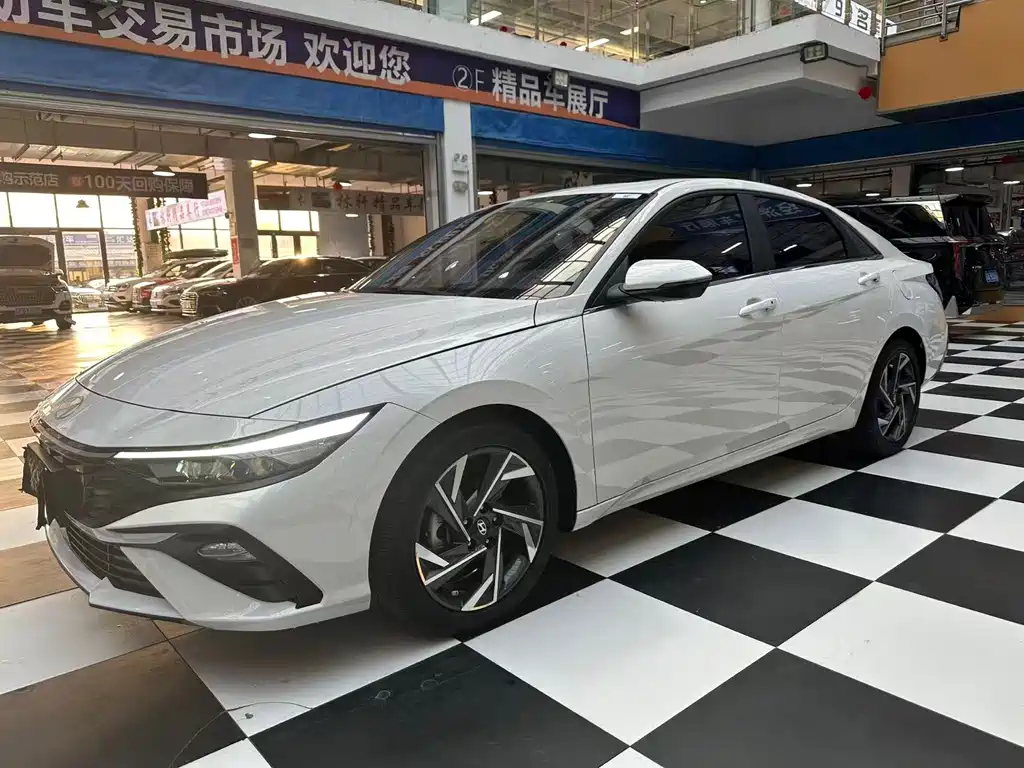 Hyundai Elantra — фото 3