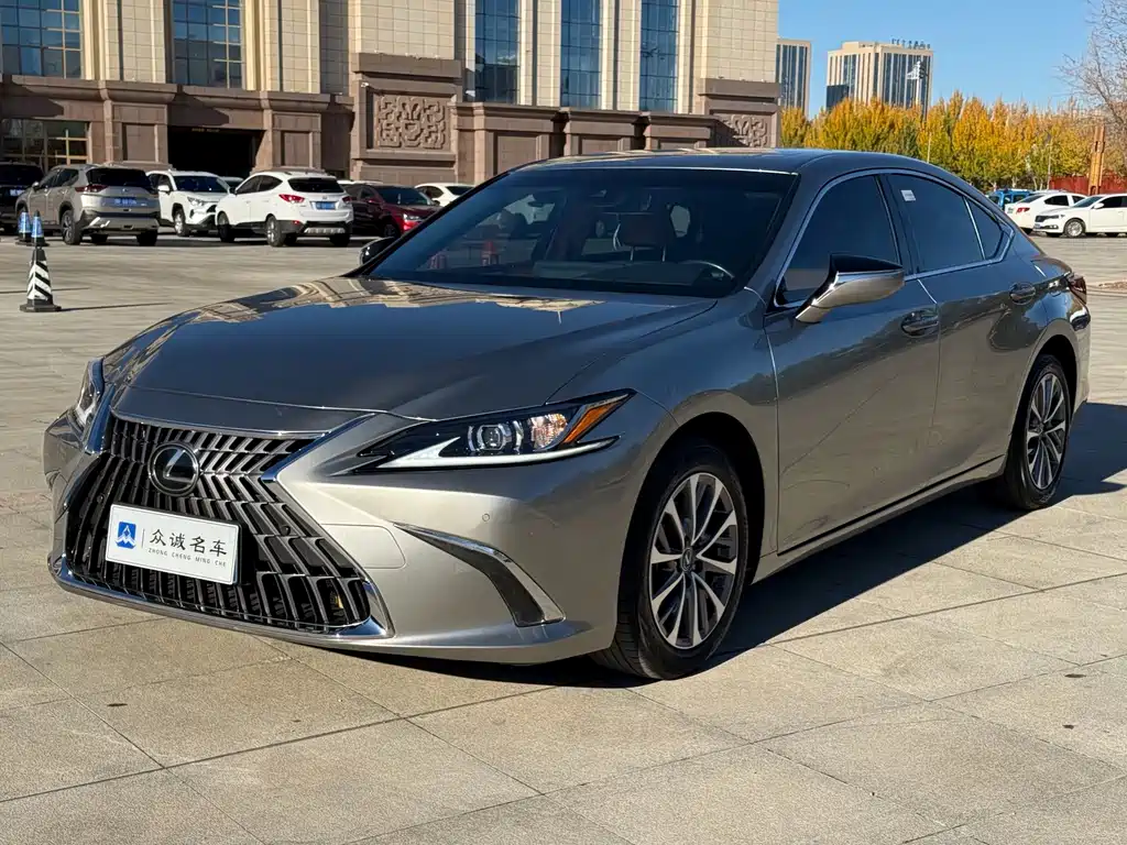Lexus ES — фото 1