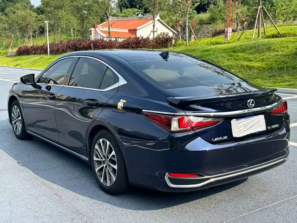 Lexus ES — фото 7