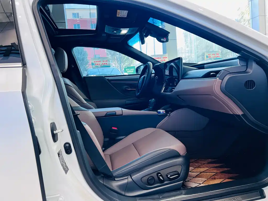 Lexus ES — фото 15