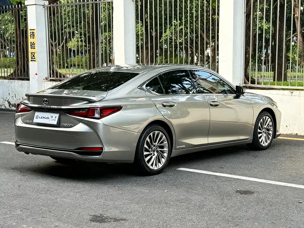 Lexus ES — фото 4