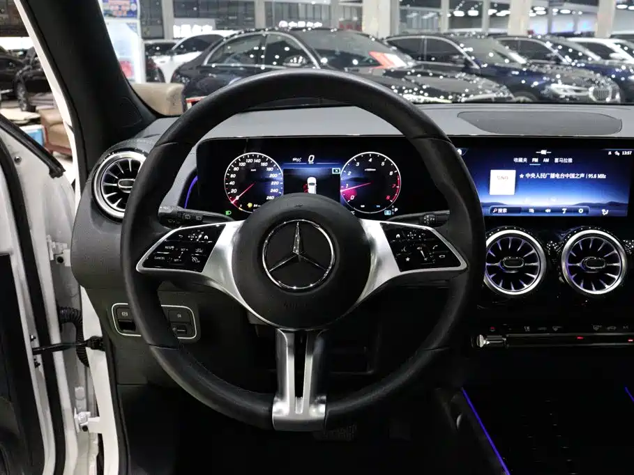 Mercedes-Benz GLB — фото 13