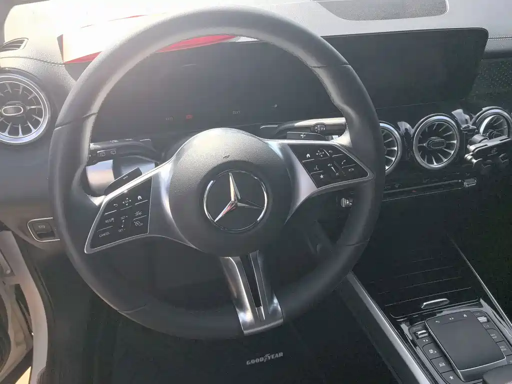 Mercedes-Benz GLB — фото 13
