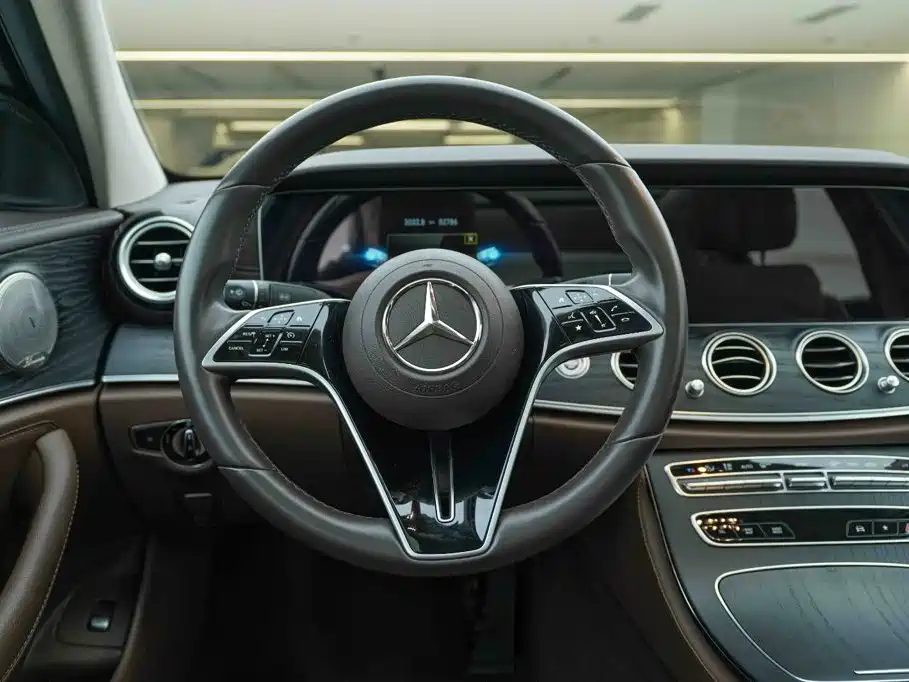 Mercedes-Benz E-Class — фото 17