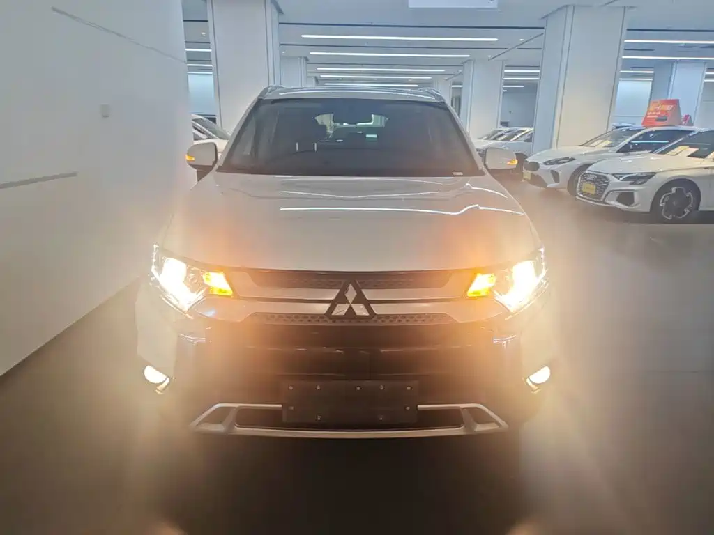 Mitsubishi Outlander — фото 2
