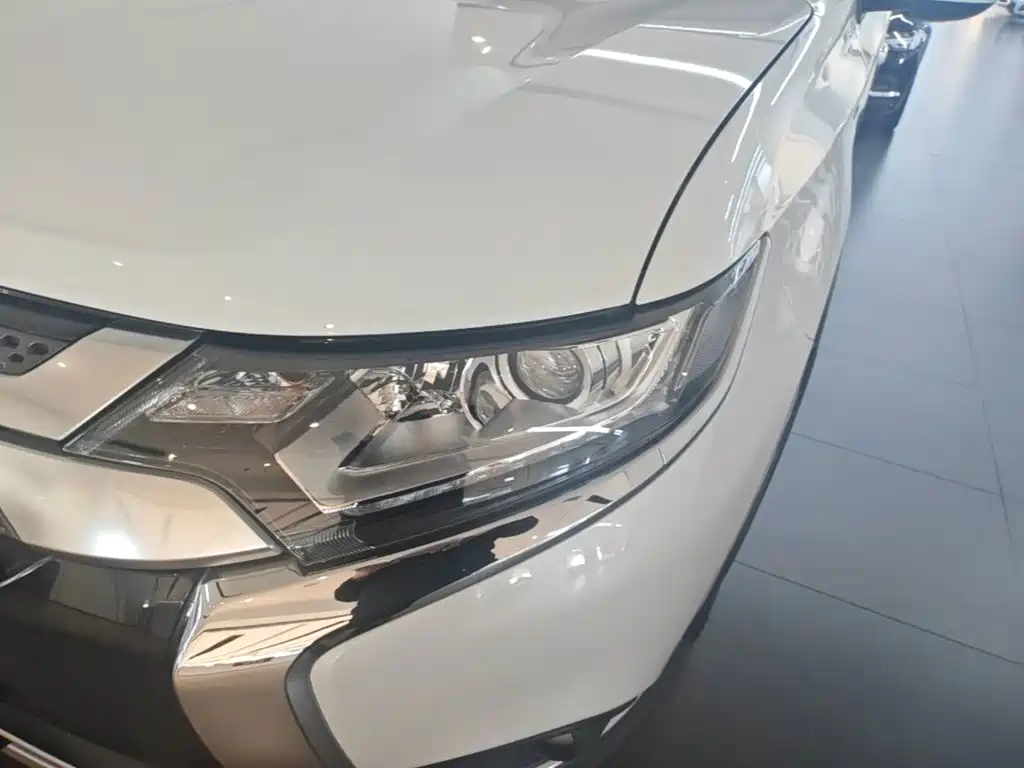 Mitsubishi Outlander — фото 23