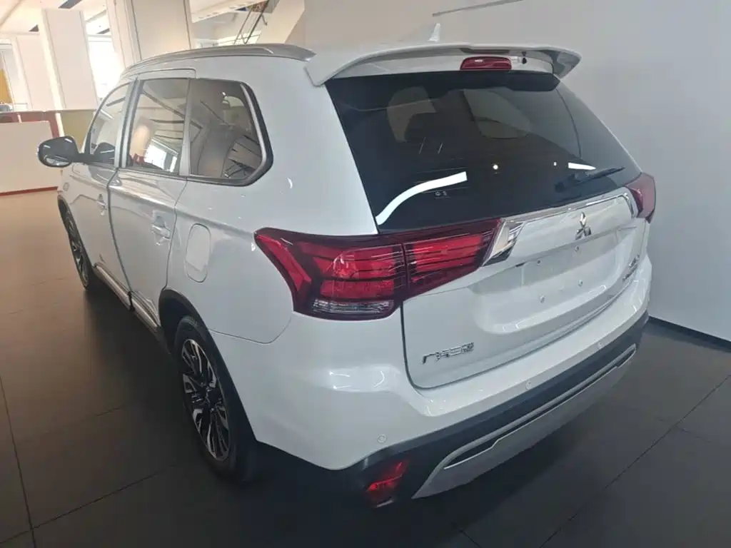 Mitsubishi Outlander — фото 4