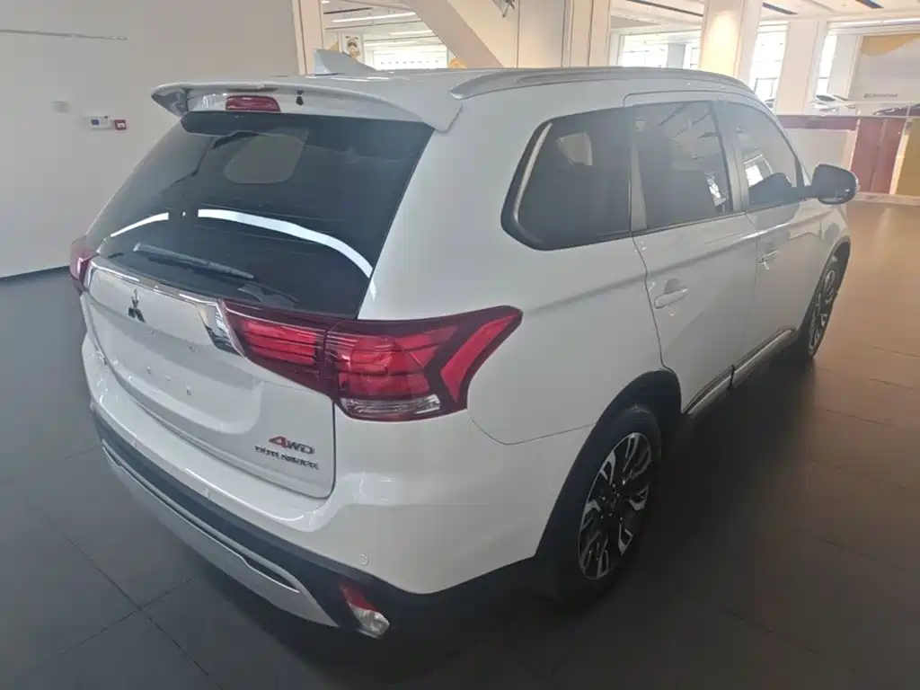 Mitsubishi Outlander — фото 6
