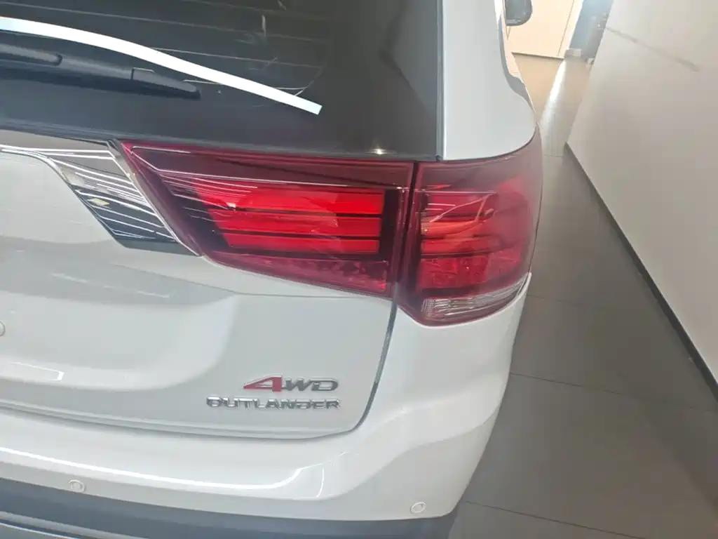 Mitsubishi Outlander — фото 7