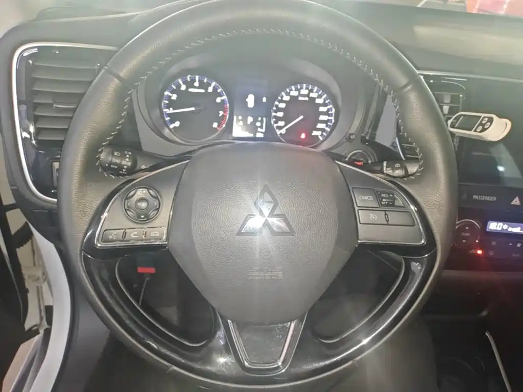 Mitsubishi Outlander — фото 10